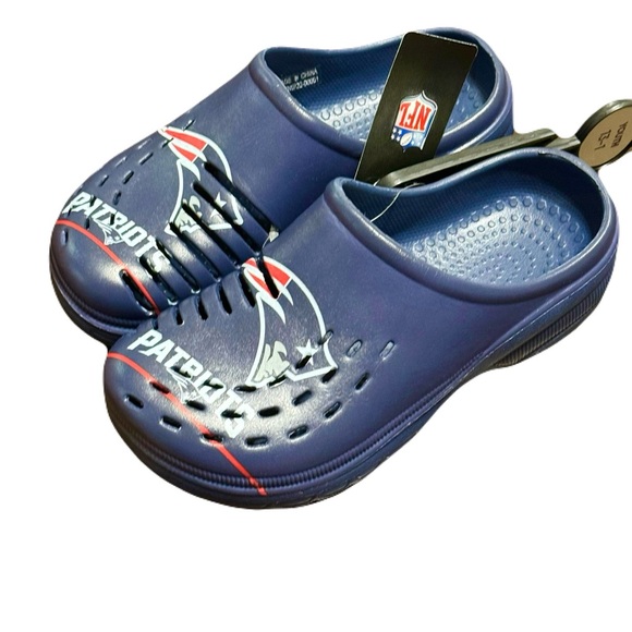 ❤️4 for $20❤️ Youth New England Patriots FOCO Sunnyً Day Clogs Medium 31-1 - Picture 2 of 9